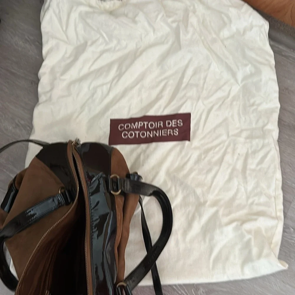 COMPTOIR DES CONTONNIERS CHOCOLATE BROWN SUEDE & PATENT LEATHER TRIM HAN… - Picture 3 of 8